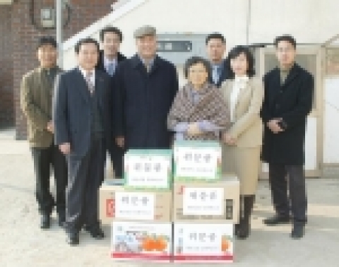 유흥렬 사무총장(왼쪽 네번째)을 비롯한 경주세계문화엑스포 직원들이 21일 경주지역 사회복지시설인 한마음의 집을 방문해 빵, 음료수 등 위문품을 전달했다.