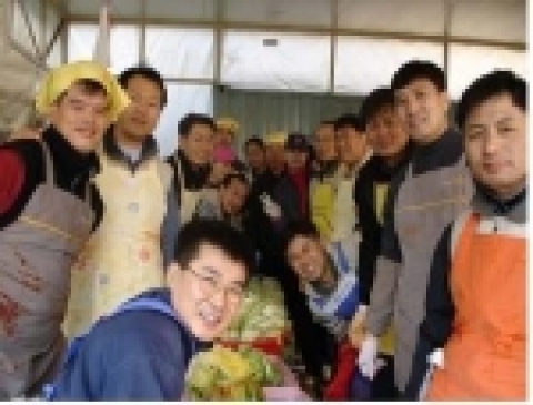 철도공사 서울고속열차승무사무소(소장 김동열) 사회봉사 모임인 ‘나눔이회’는 지난 16일 성북구 시민모임 단체인 ‘맑고 향기롭게’와 함께 성북구 관내 독거노인 및 소년소녀 가장 20