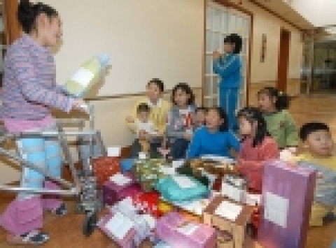 한국마이크로소프트(사장 유재성) 봉사동호회 투게더 회원들이 '사랑의 선물 나누기' 행사를 통해 준비된 선물을 암사재활원 어린이들과 나누고 있다. 봉사회원들은 할아버지, 할머니, 중증장애우 및 불우 청소년들로부터 각자 받기 원하는 선물을 기록한 소망카드를 사내 게시하고 후원에 참여한 직원들이 직접 선물을 마련하여 전달했다.