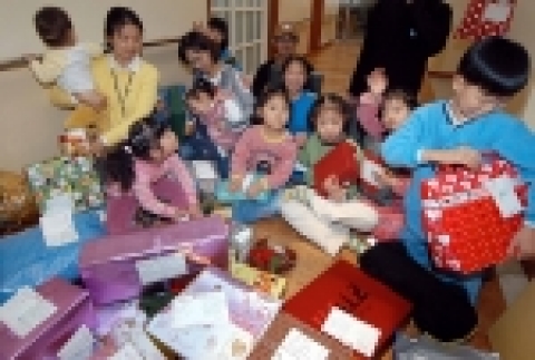 한국마이크로소프트(사장 유재성) 봉사동호회 투게더 회원들이 '사랑의 선물 나누기' 행사를 통해 준비된 선물을 암사재활원 어린이들과 나누고 있다. 봉사회원들은 할아버지, 할머니, 중증장애우 및 불우 청소년들로부터 각자 받기 원하는 선물을 기록한 소망카드를 사내 게시하고 후원에 참여한 직원들이 직접 선물을 마련하여 전달했다.