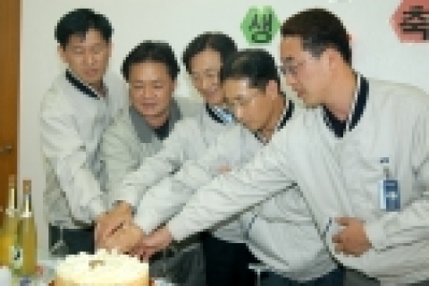 임직원의 생일기념 케이크를 자르는 모습(가운데가 임철헌 상무, 구미/인동공장 주재임원)