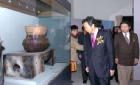 손학규 경기도지사는 12월 22일 경기도 박물관에서 열린 고구려의 재발견 특별전에 참석하여 전시유물을 관람하고 있다.