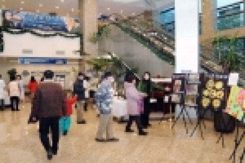 관동대 명지병원은 22일 정신과와 정신병동 주최로 병원 로비에서 ‘쇼팽과 반 고흐’라는 주제로 미술작품전시회를 개최했다