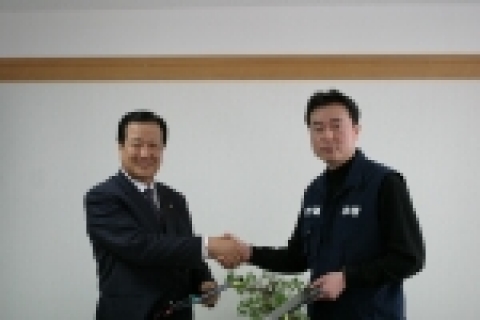 기술보증기금(이사장 한이헌)은 12월22일(목) 부산 본점에서 노동조합(지부장 신형식)과 2005년도 임금에 대하여 무교섭으로 타결하였다.