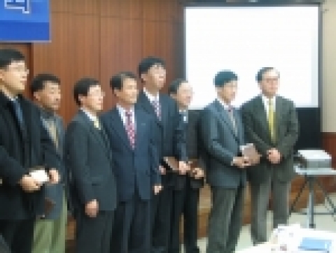 ETRI 연구원들이 TTA로부터 정보통신 표준화관련 공로상을 받은뒤 포즈를 취하고 있다.