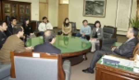 경상대학교 조무제 총장은 22일 오후 3시부터 1시간 30분 동안 접견실에서 2006학년도 학생회 중앙집행부 신임 간부들과 대학본부 정책을 설명하고 학교발전을 위한 의견을 듣는 간