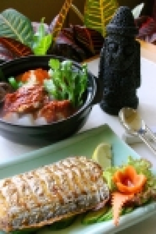 르네상스 서울 호텔 1층(로비는 2층)에 위치한 한식당 사비루에서는 2006년 1월까지 제주도의 싱싱한 해산물을 이용한 요리들을 선보인다.