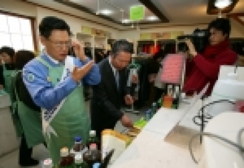 23일 포항 행복한 가게에서 류경렬 포항제철소장이 시민들에게 물품을 판매하고 있다.