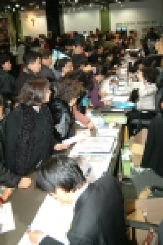 오늘 문을 연 현대건설 김포 고촌 현대아파트 모델하우스에 1만2,000여명이 넘는 내방객이 몰리는 성황을 이뤘다.