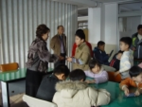 자모회에서 어려운학생에게 상품권 전달하는 장면