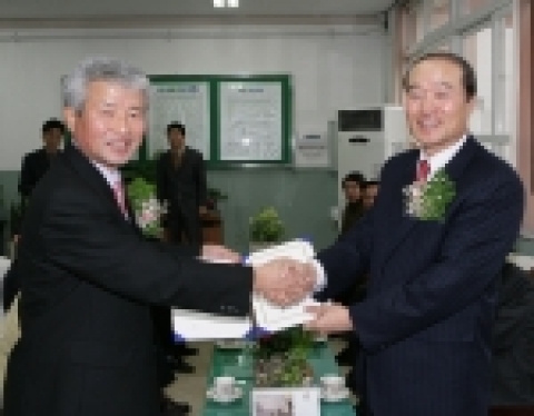 대구은행은 스포츠를 통한 지역사회의 단합과 발전에 적극 기여하고 향토 체육활성화를 위해 국제규격의 정구장 9면을 대구자연과학고에 기증하는 행사를 가졌다.
