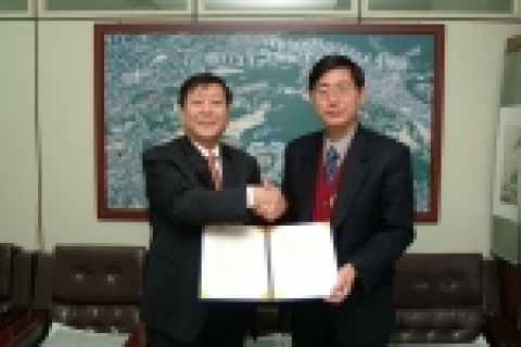 강원대학교는 2005년 12월 23일(금) 오후 1시 대학본부 국제협력부장실에서 중국 연변대학교와 ‘복수학위제 협약’을 체결하였다.