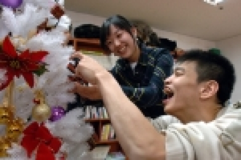 현대모비스 경영지원본부 임직원들이 경기도 광주 소재 사회복지시설인 ‘향림원’에서 아이들과 크리스마스 트리를 만들고 있다.