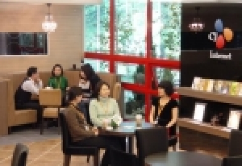 CJ인터넷은 구로디지털단지 내 사옥에 직원복지를 위한 사내카페를 최근 오픈했다.