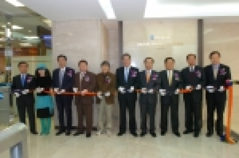 개점식 행사. 왼쪽부터 우리은행 이종휘 수석부행장, 김희수한복 김희수 대표, 호텔롯데 신영재 대표이사, 신동기 회장, 최인호 작가, 우리은행 황영기 행장, 우리투자증권 박종수 사장, 정재헌 변호사, 오세립 변호사, 썬후레쉬 안경호 대표이사