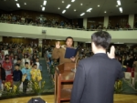 국립 경상대학교(총장 조무제)는 국내 최고의 영어교육 프로그램으로 평가받고 있는 '영어심화캠프' 제11기 입소식을 수강생 415명과 대학관계자, 외국인 강사, 학