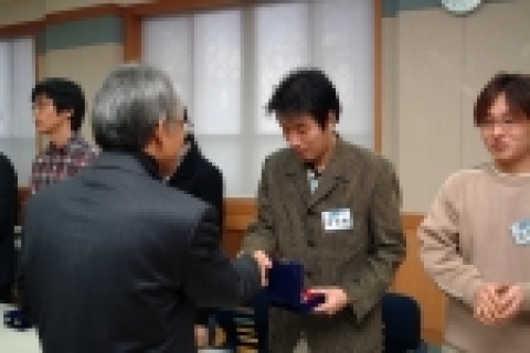 강원대학교는 2005년 12월 26(월) 오전 12시, 2005년 한해 내외 학술분야에서 우수한 성적을 거두어 학교의 명예를 높인 학생 및 대학원생 26명을 “올해의 인물”로 선정