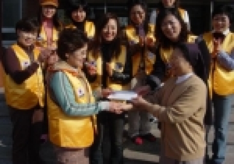 창원성산라이온스클럽(회장 이점순)은 지난 23일 명곡동 노인요양시설인 ‘마음의 집’을 방문해 시설운영에 작은 보탬이 되도록 회원들이 그동안 한푼 두푼 모은 회비로 성금을 전달했다.