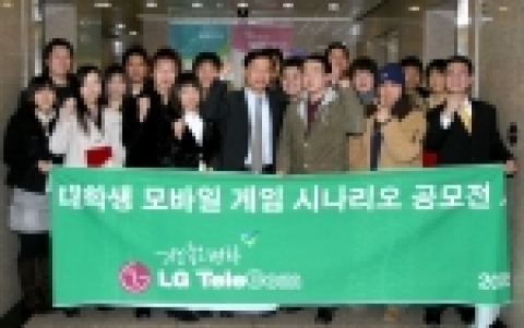 이번 공모전의 심사위원장을 맡은 기병철 데이터사업부장(중앙정장차림)과 수상자들이 수상 후 기념사진을 찍고있는 모습.