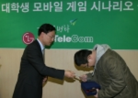 이번 공모전의 심사위원장을 맡은 기병철 데이터사업부장(왼쪽)이 대상수상자(오른쪽)에게 상금과 상장을 전달하고 있는 모습.