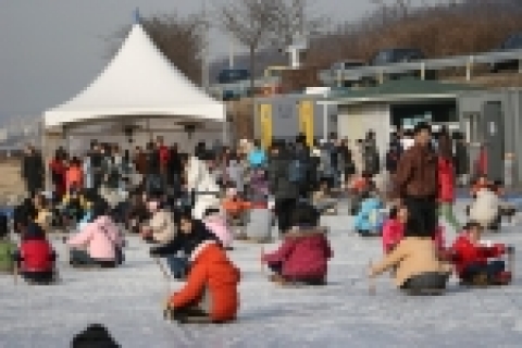 성남시 탄천 둔치의 얼음썰매장인 분당구 야탑동 탄천 둔치와 수정구 태평동 탄천 둔치 2개소의 얼음썰매장이 오는 29일 문을 연다.
