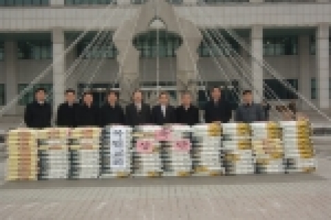 대한예수교 장로회 복된교회의 남기탁 목사는 백미 100포(20kg)를 부천시에 기부하며 어려운 이웃에게 전달해줄 것을 부탁했다. 지난 23일 08:00에 부천시청 정문 계단 앞에서