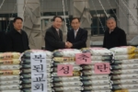 대한예수교 장로회 복된교회의 남기탁 목사는 백미 100포(20kg)를 부천시에 기부하며 어려운 이웃에게 전달해줄 것을 부탁했다. 지난 23일 08:00에 부천시청 정문 계단 앞에서