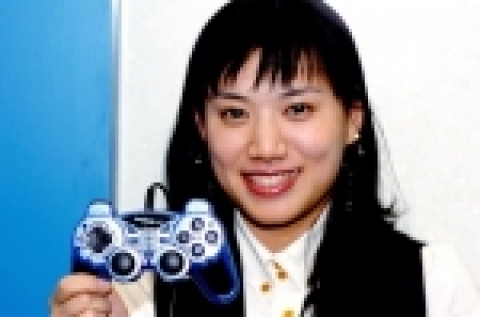 파란과 액션리플레이, 싸이복스 등으로 유명한 게임 주변기기 전문업체 조이트론은 온라인 유저들을 위한 본격 온라인 조이패드 ‘프리온-파란게임 컨트롤러’를 출시한다.