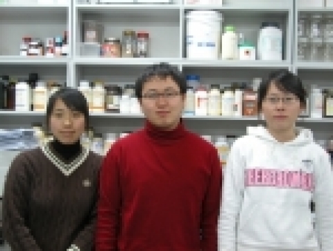 산업자원부와 한국생명공학연구원이 공동주최한 제3회 바이오안전성 논문공모에서 최우수상인 산업자원부 장관상을 수상하는 경상대학교 농생대 허창미, 박동진, 정하나 씨(왼쪽부터).