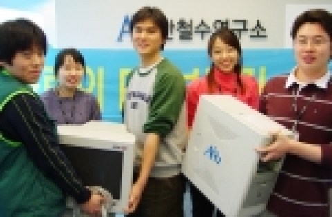 안철수연구소(대표 김철수 www.ahnlab.com)는 한국정보문화진흥원(원장 손연기)의 '사랑의 PC보내기'에 참여해 최근 본체와 모니터 등 약 30대를 기증했