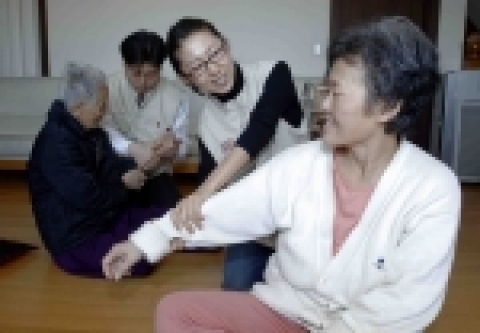 기아차 본사부문 임직원 일동이 서초구 신원동 소재 ‘낮은 소리의 집’을 방문하여 봉사활동을 실시하고 있는 모습.