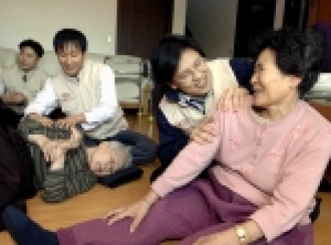 기아차 본사부문 임직원 일동이 서초구 신원동 소재 ‘낮은 소리의 집’을 방문하여 봉사활동을 실시하고 있는 모습.