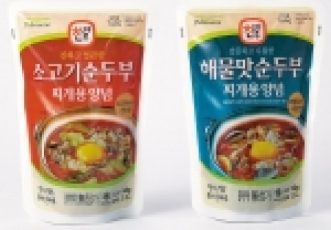 풀무원은 갓 볶아낸 고추기름과 다양한 찌개양념을 넣어 칼칼하고 매콤한 맛이 일품인 ‘찬마루 순두부찌개용 양념(140g/1,300원)’ 2종을 출시했다.