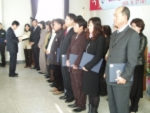 우수공무원 시상 장면