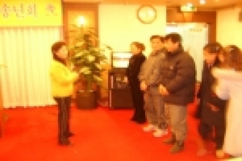 고양시 능곡동주민자치위원회(위원장 한영돈)는 27일 지역주민 유관단체장 및 직능단체 200명과 함께 2005년도 능곡동 송년회의 밤을 능곡동 스카이웨딩부페에서 행사를 가졌다.