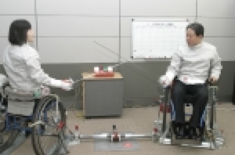 삼성생명 배정충 사장(오른쪽)이 이유미 선수와 함께 휠체어펜싱 대련 시범을 하고 있다