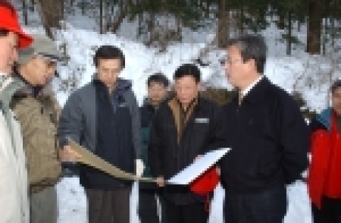 피해현황을 청취하는 조연환 산림청장
