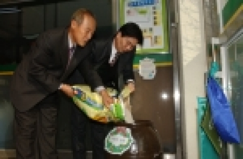 한국조폐공사 趙成斗 監事는 연말을 맞이하여 2005. 12. 28.(수) 11:00 대전광역시 유성구 온천1동사무소를 직접 찾아가, 대전광역시 복지만두레에서 운영하고 있는 「사랑의
