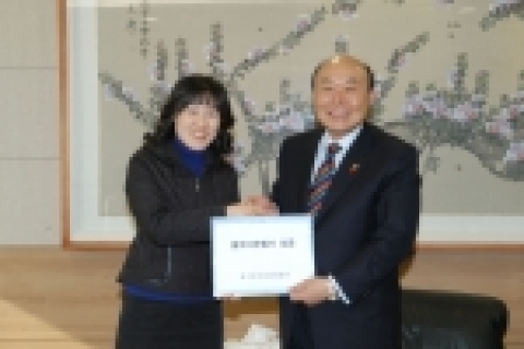 광주징검다리합창단(단장 조 은희)은 2005. 12. 28일 입장료수입금 800만원 전액을 박 광태 광주광역시장에게 불우이웃 돕기에 써달라고 기탁 했다.