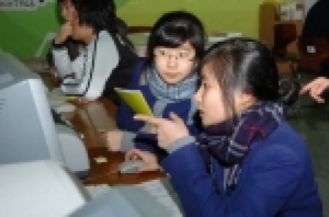 12월 28일 조선대학교 중앙도서관 1층에 마련된 2006학년도 정시모집 원서접수 창구에서 수험생들이 원서를 접수하고 있다.