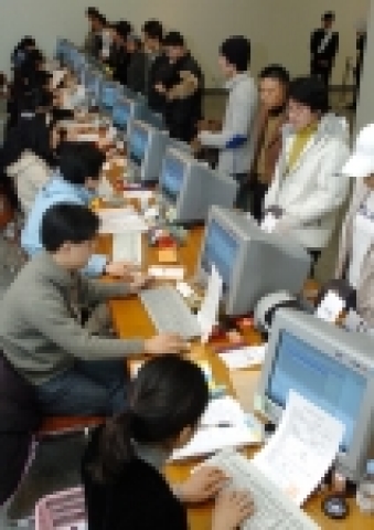 12월 28일 조선대학교 중앙도서관 1층에 마련된 2006학년도 정시모집 원서접수 창구에서 수험생들이 원서를 접수하고 있다.