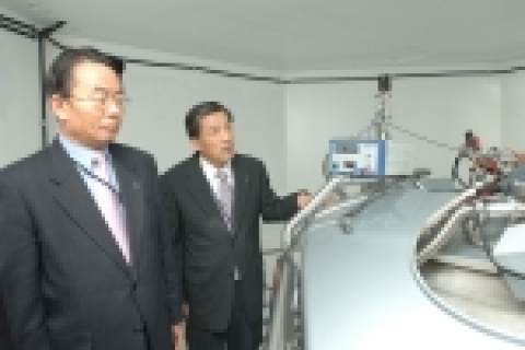 한국과학기술연구원은 12월 28일(수) 오후 4시 연구원내에 설치완료된 900MHz 기가급 자기공명자치 준공식을 가졌다. 행사직후 김유승 원장(오른쪽) 등 참석자들이 자기공명장치를