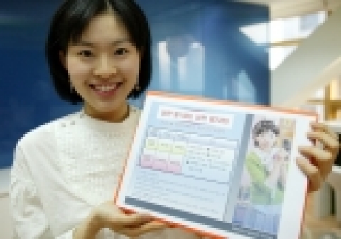 KTF 직원이 정신지체 장애우를 위한 요금제인 상한 알1000과 상한 알2200을 설명하고 있는 모습