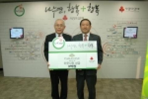 (왼쪽부터)사회복지공동모금회 이세중 회장, (주)파라다이스 추호석 사장