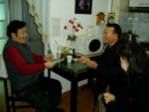 사파동주민자치센터(위원장 이성수)는 주민자치위원회 회비를 적립해 지난 27일 관내 독거노인, 기초생활수급자 등 생활형편이 어려운 5세대를 방문해 50만원의 성금을 전달했다.