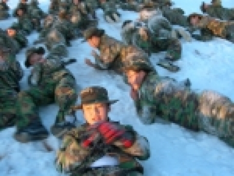 겨울방학에 해병대캠프에 참가한 초중고 학생들이 눈밭에서 극기훈련을 받고있다.