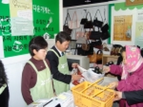 서정호 인천항만공사 사장과 부인 김상숙씨가 아름다운 하루 자선바자회 행사장에서 물품을 판매하고 있다.