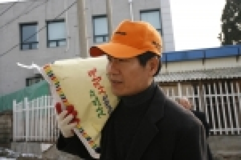 유재성 사장을 비롯한 한국마이크로소프트 임직원들이 시흥시 독거 어르신 가구에 쌀을 배달하는 모습.