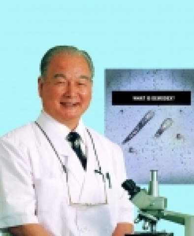 1982년 중국 뀐따오 의과대학 피부의학과 수석 교수를 역임하였으며, 피부 연구 분야의 업적을 인정 받아 1986년 스위스에서 열린 제14회 살롱 애뉴얼 인벤션 어워드 금상(발명상
