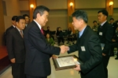 2005년 12월 30일(금) 오전 10시 경북도청 강당에서 이달의 우수기업으로 안동시 소재 주인산업(주) (대표이사 권인호, 51세)를 선정 표창했다.